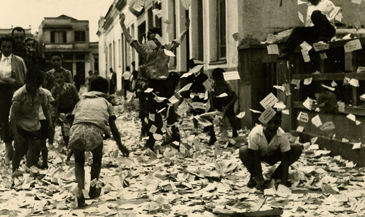  <strong> Findo o horário para votação, cédulas não utilizadas servem</strong> de brinquedo para crianças