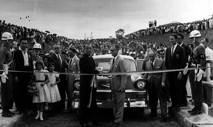  <strong> O presidente Juscelino Kubitschek</strong> <strong> corta a faixa </strong> de inauguração da barragem de Três Marias, às margens do rio São Francisco, em Minas Gerais