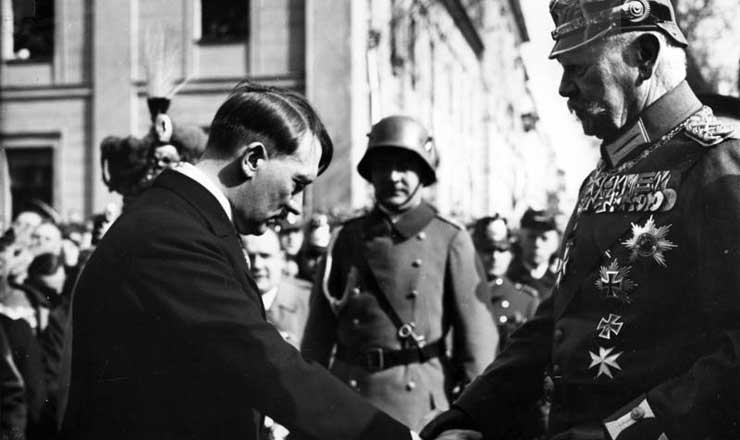  <strong> Adolf Hitler, recém-nomeado chanceler da Alemanha, </strong> cumprimenta o presidente Paul von Hindenburg, em Potsdam, 21 de março de 1933
