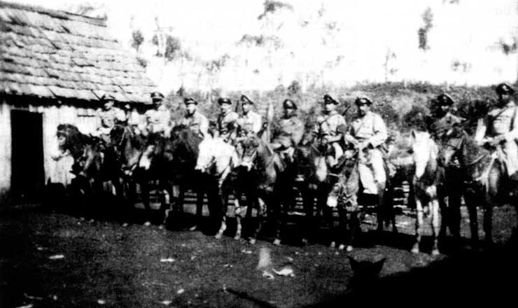  <strong> Tropas a cavalo no norte do Paraná, </strong> em foto publicada no livro "Porecatu, Sudoeste e Outros Episódios", de João Alves da Rosa Filho