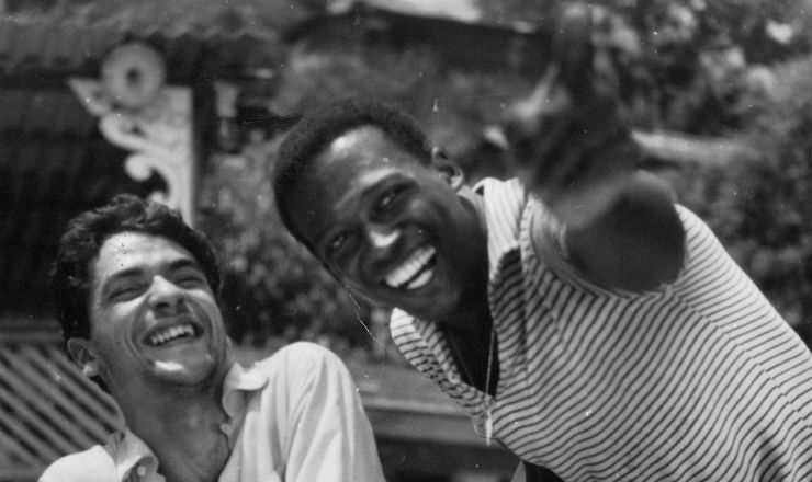 <strong> Vianinha e Jorge Coutinho contracenam </strong> em "Escola de Samba Alegria de Viver", episódio dirigido por Cacá Diegues para o filme "Cinco Vezes Favela" (1962)