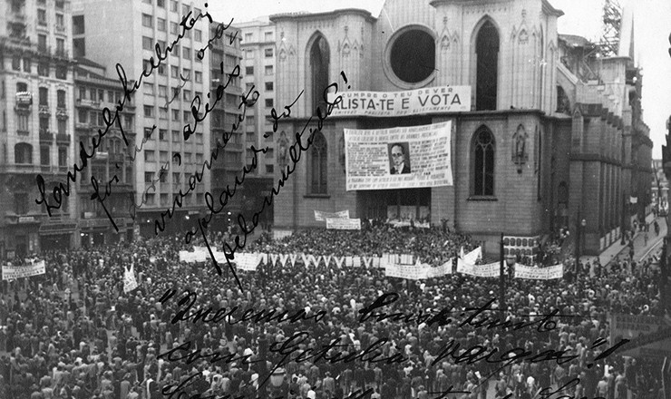       <strong> Multidão se aglomera </strong> em comício pró-Getúlio na praça da Sé, São Paulo, em outubro de 1945