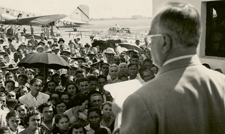  <strong> O candidato Getúlio Vargas discursa </strong> em sua campanha para as eleições presidenciais de 1950