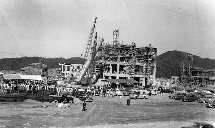  <strong> Assessores, correligionários, políticos em geral e operários se aglomeram </strong> para ver Getúlio Vargas, durante visita do presidente à refinaria de Cubatão  