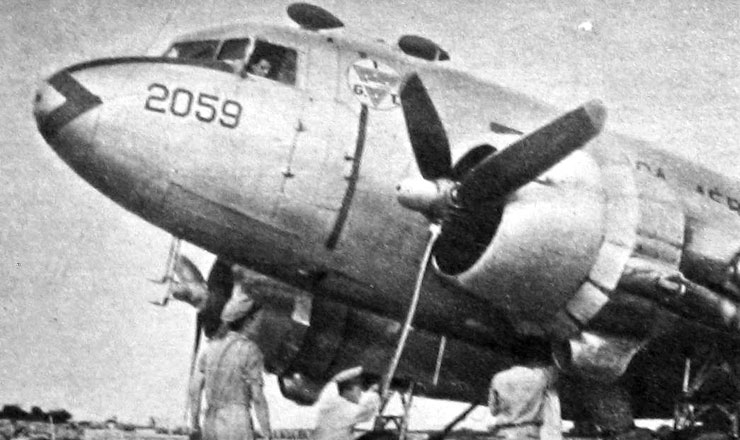  <strong> Aeronave C-47</strong> parte de Santarém para combater os revoltosos em Jacareacanga. O piloto, da Aeronáutica, se uniria aos revoltosos, levando com sigo o avião
