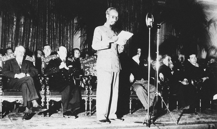  <strong> Ho Chi Minh, presidente da República Democrática do Vietnã, discursa </strong> em Paris, durante as negociações com a França, em 4 de julho de 1946   