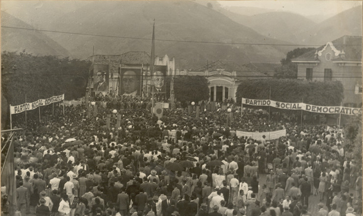  <strong> Populares participam </strong> de comício do general Eurico Gaspar Dutra em Barra do Piraí, Rio de Janeiro 