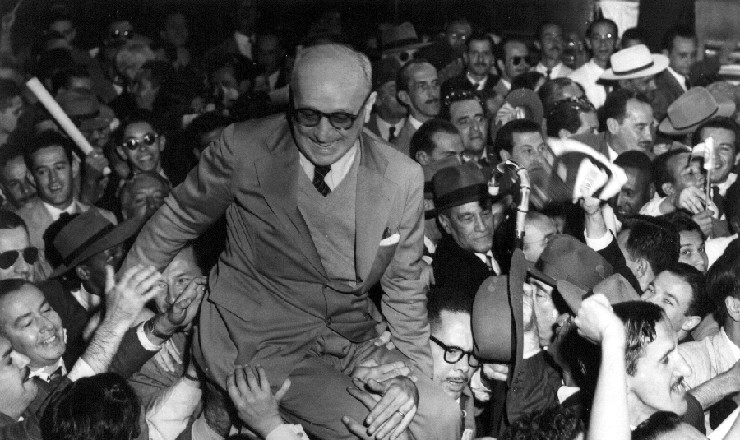  <strong> O candidato Cristiano Machado</strong> é carregado por correligionários durante campanha presidencial em Minas Gerais