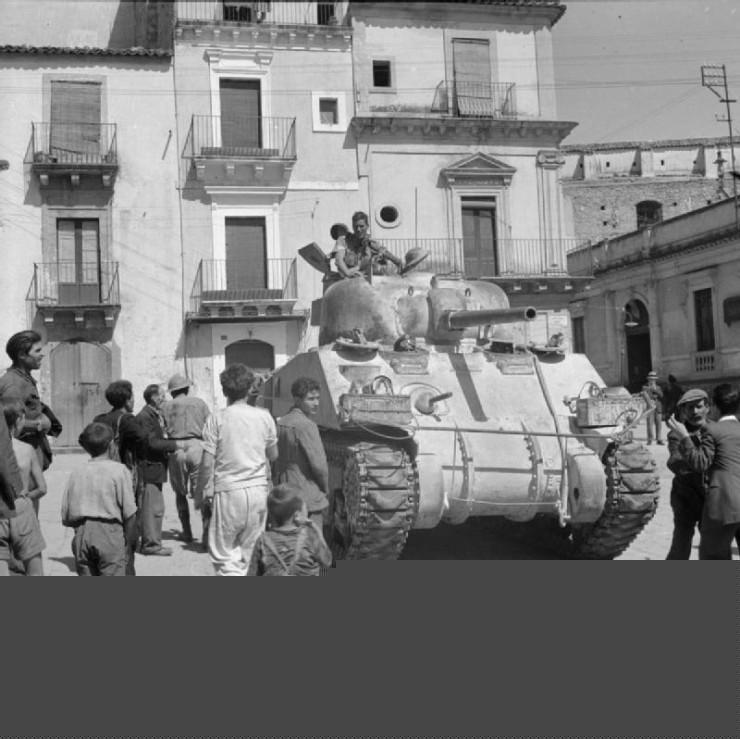  <strong> Tanque do exército inglês </strong> cruza as ruas de Francofonte em julho de 1943 tentando chegar a Catania, na Sicília   
