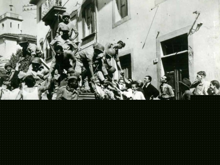  <strong> Pracinhas são recebidos </strong> com alegria por moradores de Massarosa, interior da Itália, em 1944
