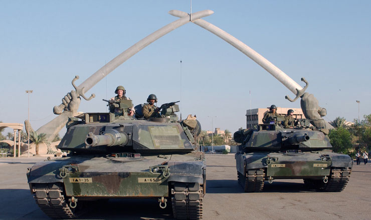  <strong> Militares americanos posam </strong> para foto sob o monumento "Mãos da vitória", em Bagdá, capital do Iraque, em novembro de 2003