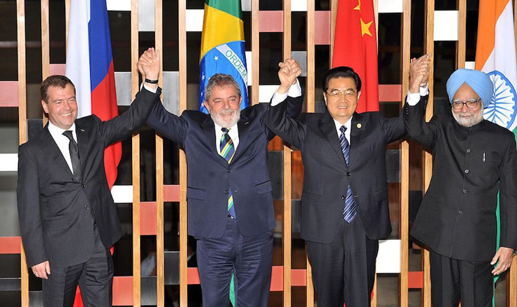  <strong> O presidente da Rússia</strong> , Dmitri Medvedev, o presidente Lula, o presidente da China, Hu Jintao, e o primeiro-ministro da Índia, Manmohan Singh, durante a 2ª Cúpula de Chefes de Estado e de Governo do Bric, em 2009