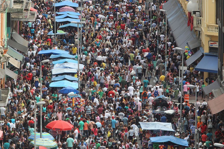  <strong> Movimento na rua 25 de Março</strong> , em São Paulo, um dos símbolos do comércio popular no país