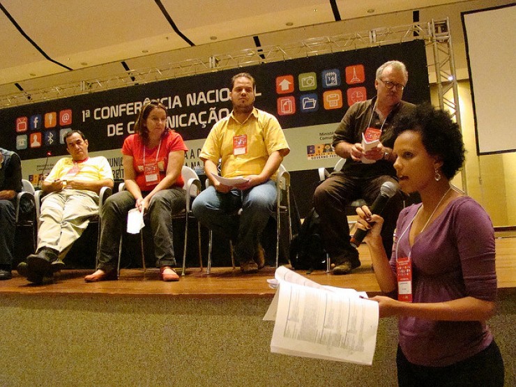  <strong> Juliana Nunes, do movimento negro do DF, discursa </strong> na plenária da sociedade civil na Confecom em Brasília, 2009