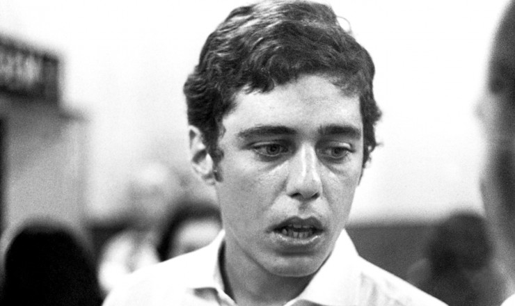   <strong> Chico Buarque</strong> de Hollanda no embarque para a Europa, em janeiro de 1969 