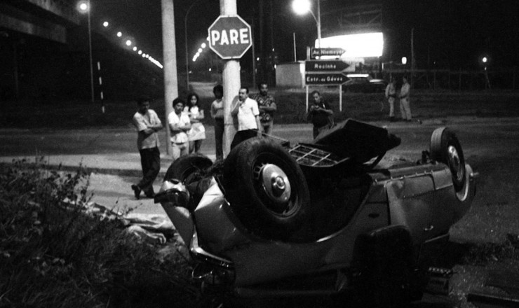   <strong> Automóvel de Zuzu </strong> acidentado na saída do túnel Dois Irmãos, na autoestrada Lagoa-Barra, Rio de Janeiro