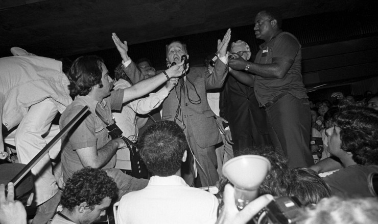  <strong> Luís Carlos Prestes</strong> fala aos jornalistas ao desembarcar no aeroporto do Galeão, no Rio de Janeiro