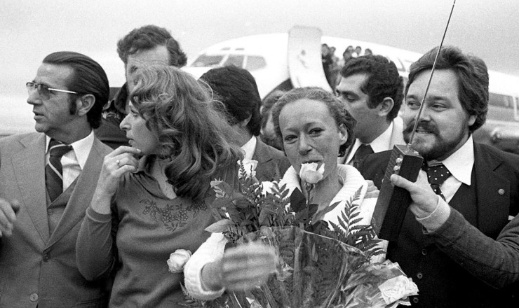  <strong> Flávia Schilling</strong>  recebe flores ao desembarcar em Porto Alegre
