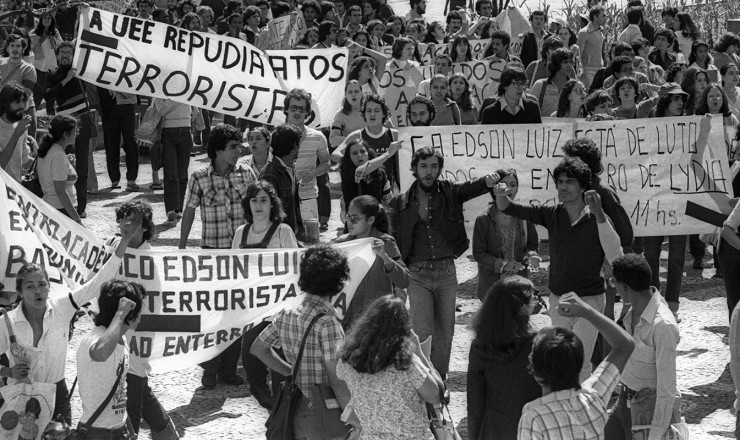  <strong> Estudantes participam do cortejo </strong> fúnebre de Lyda Monteiro da Silva, no Rio de Janeiro