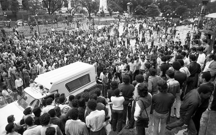  <strong> Populares em frente</strong> à Câmara Municipal do Rio, onde carta-bomba explodiu no gabinete do vereador Antonio Carlos de Carvalho (PMDB), ferindo cinco pessoas