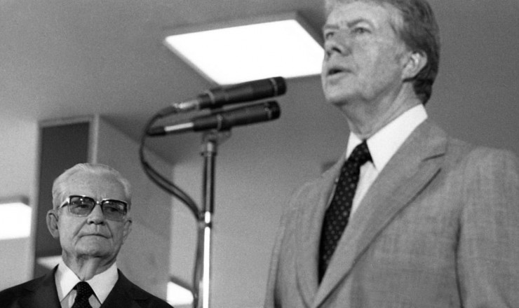  <strong> Jimmy Carter, </strong> ao lado do general presidente Ernesto Geisel, discursa durante visita ao Brasil