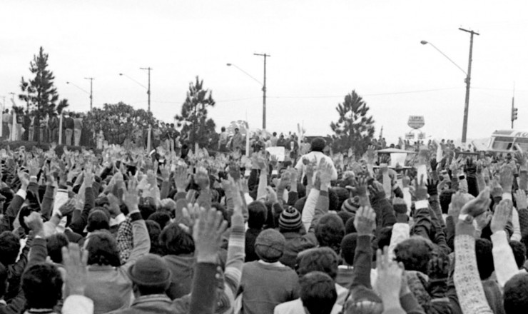  <strong> Assembleia de metalúrgicos</strong> durante a greve na Ford contra a demissão de 700 trabalhadores