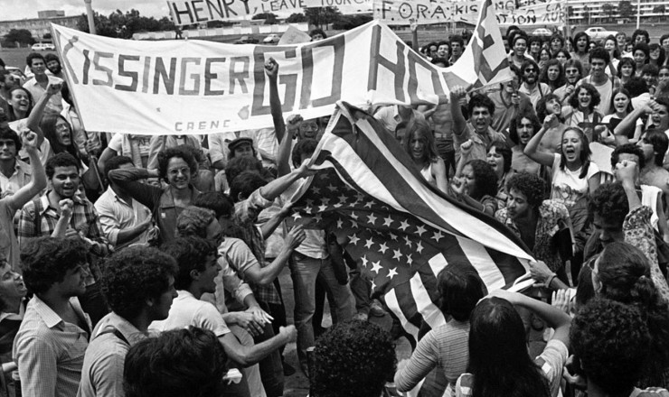  <strong> Manifestação de estudantes</strong> da UnB contra a visita de Henry Kissinger