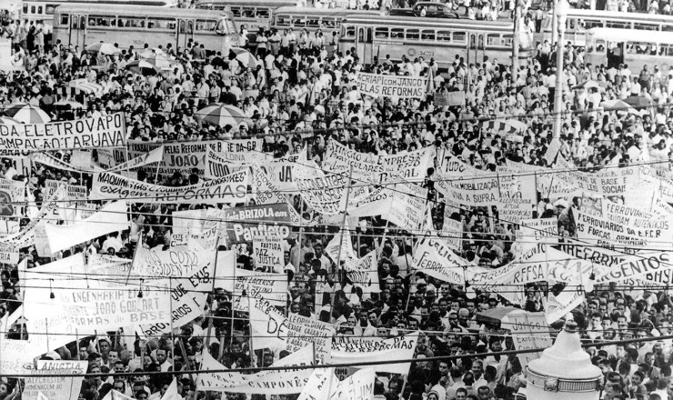  <strong> Faixas levadas </strong> por organizações de trabalhadores, camponeses e sargentos se destacam em meio aos manifestantes pelas Reformas de Base na região da Central do Brasil