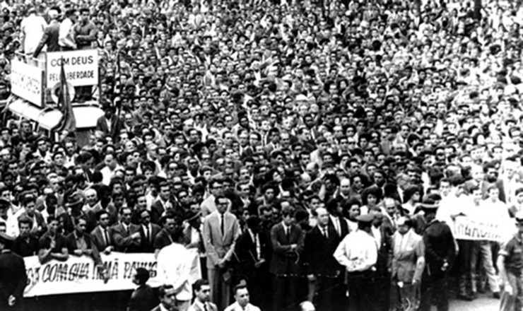  <strong> Marcha da Família com Deus,</strong> em São Paulo: 500 mil pessoas no centro da cidade, segundo jornais da oposição