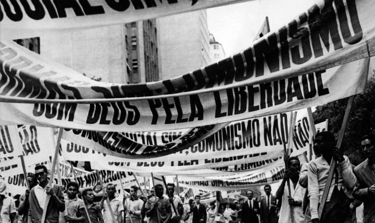  <strong> Na “Marcha da Vitória”,</strong> no Rio de Janeiro, manifestantes exibem faixas   