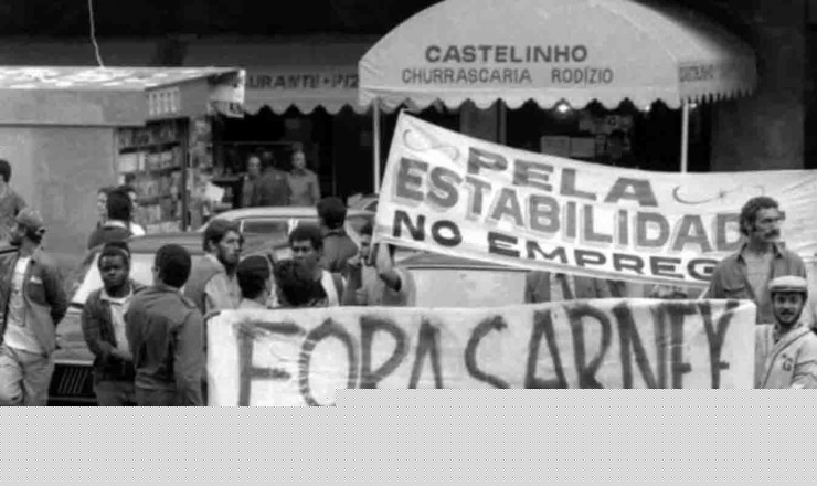  <strong> Frustrados com os planos </strong> econômicos, manifestantes protestam contra Sarney durante visita do presidente ao Rio    