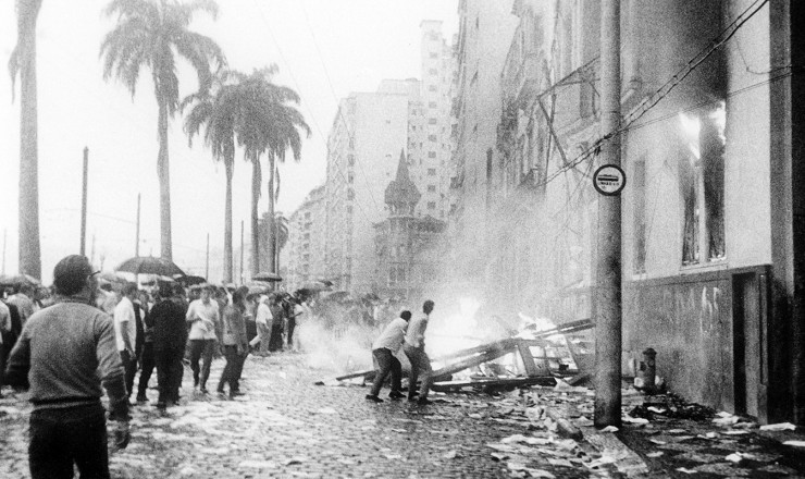 <strong> Depredação e incêndio</strong> do prédio da UNE no Flamengo, Rio de Janeiro, na madrugada de 1º de abril de 1964       