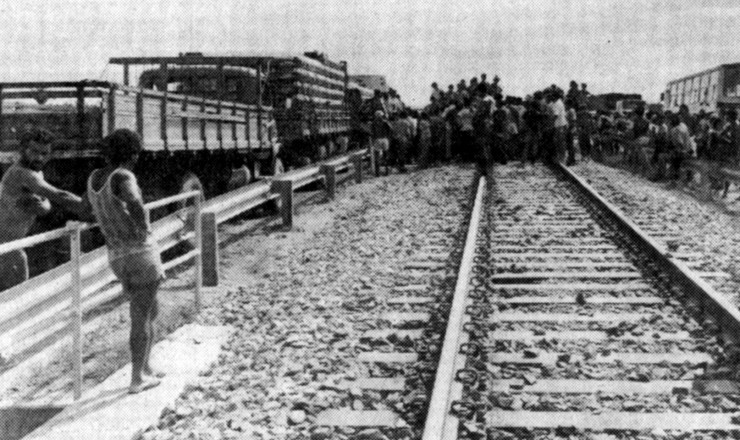  <strong> Garimpeiros bloqueiam rodovia e ferrovia</strong> em Marabá, em protesto contra as más condições de trabalho em Serra Pelada   