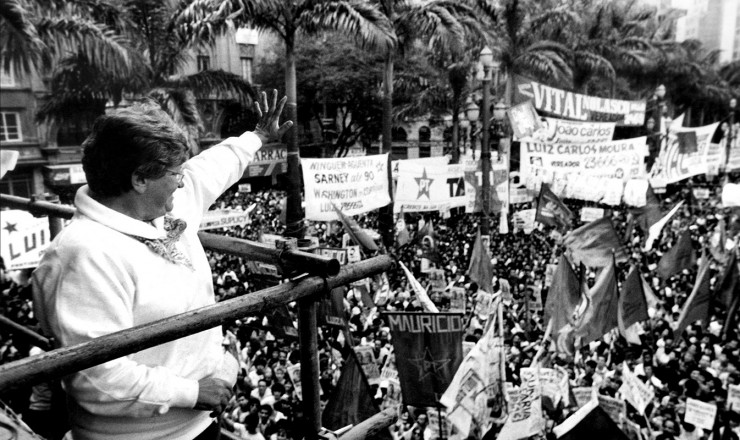  <strong> Luiza Erundina acena </strong> para apoiadores durante comício da sua campanha à Prefeitura de São Paulo