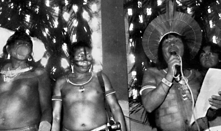  <strong> Chefe caiapó lê a Carta de Altamira:</strong>  “Nossos territórios são o sítio sagrado do nosso povo, moradia do nosso criador, que não pode ser violado”.