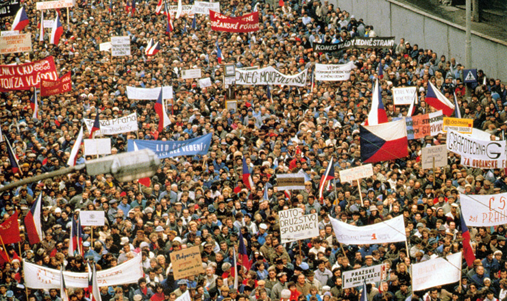  <strong> Manifestantes reunidos </strong> em uma das muitas manifestações ocorridas em Praga na Revolução de Veludo   