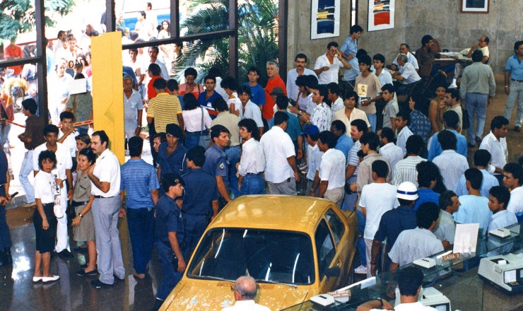  <strong> Chevette invade agência</strong> do Banco Safra, em Campo Grande; o motorista ficou desesperado ao saber do bloqueio de seu dinheiro no "overnight" (depósito que garantia a correção monetária diária)   