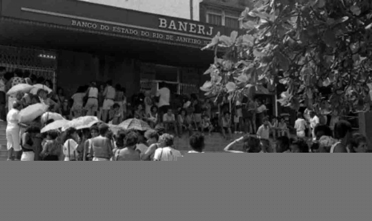  <strong> Clientes de banco fazem fila </strong> para retirar dinheiro em caixa 24 horas no feriado bancário decretado pelo Plano Collor 2