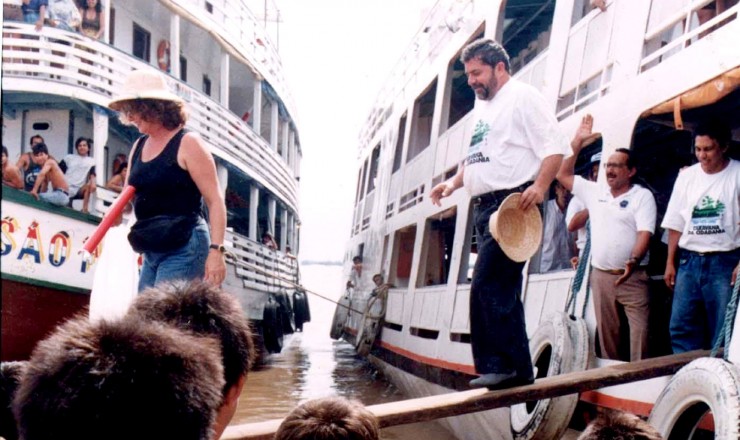  <strong> Lula desembarca </strong> para visita a mais uma parada das Caravanas da Cidadania      