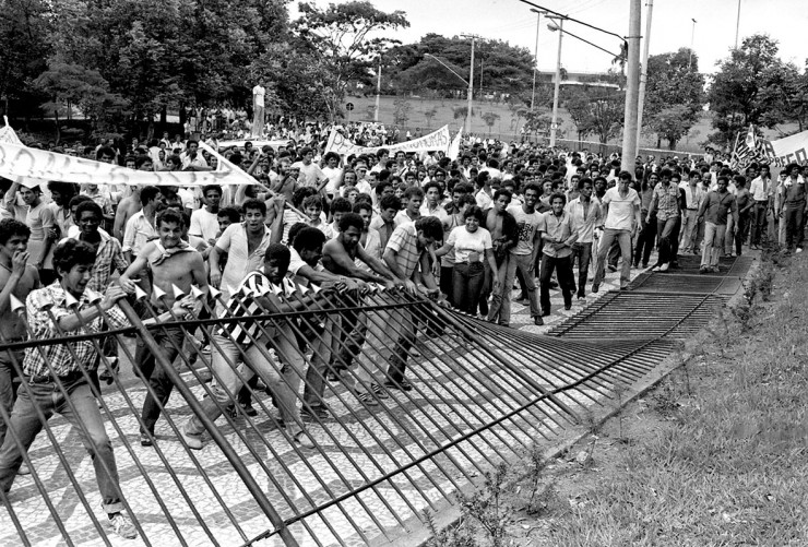  <strong> Manifestantes derrubam grades</strong> do Palácio dos Bandeirantes, sede do governo paulista