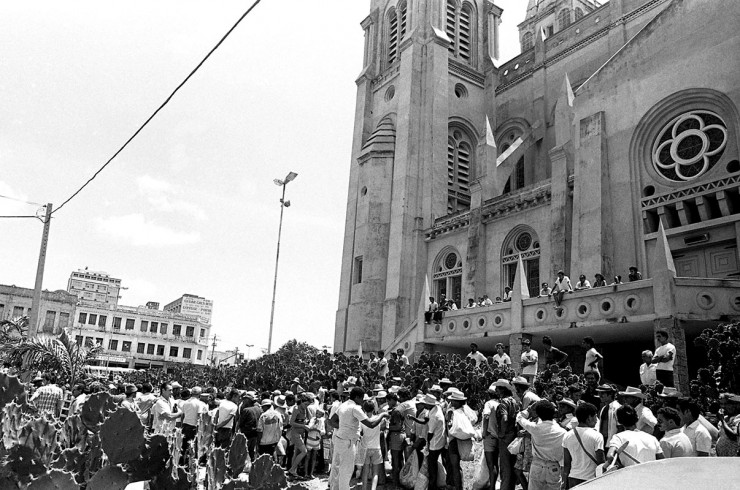  <strong> Sertanejos aguardam</strong> distribuição de alimentos em frente à Catedral de Fortaleza