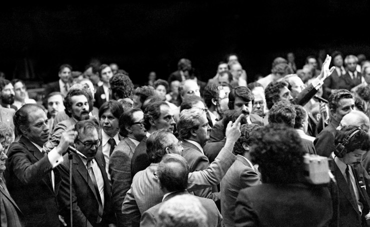  <strong> Plenário tumultuado</strong> durante a votação do Decreto-Lei 2.024