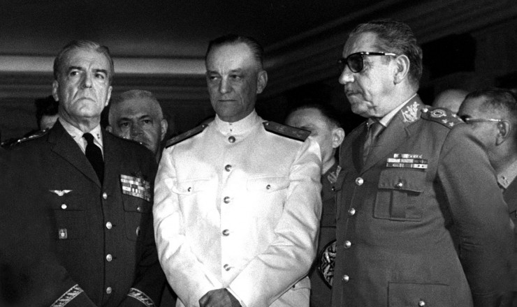  <strong> O Comando Supremo da Revolução, </strong> que tomou o poder com o golpe militar: brigadeiro Francisco de Assis Correia de Melo, vice-almirante Augusto Rademaker e general Arthur da Costa e Silva (da esq. para a dir.), no Rio de Janeiro