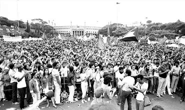  <strong> Em São Paulo, na praça Charles Miller,</strong> participantes do primeiro grande comício pelas Diretas se reúnem em frente ao estádio do Pacaembu