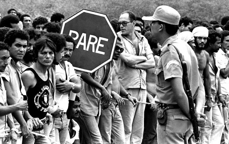  <strong> Grevistas são contidos</strong> pela polícia durante paralisação e ocupação da Companhia Siderúrgica Paulista