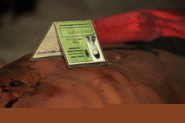  <strong> O cadáver de Lourival da Costa Santana,</strong> uma das vítimas do massacre de Eldorado dos Carajás, no IML de Marabá   