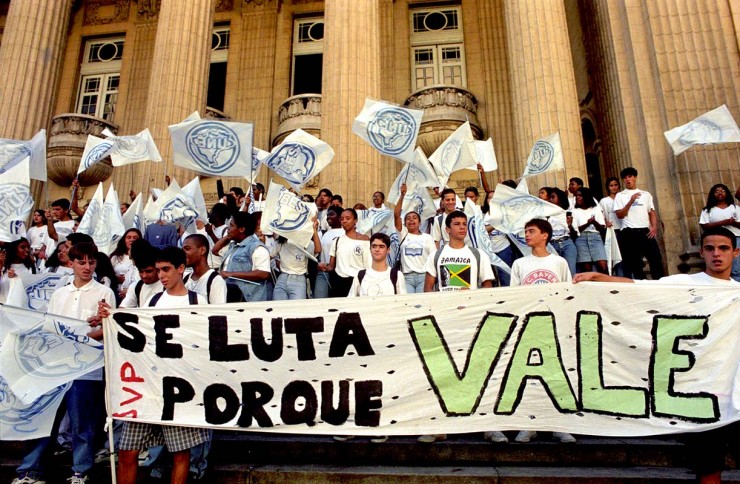  <strong> Estudantes fazem ato</strong> contra a privatização da Vale em frente ao prédio da Bolsa de Valores do Rio   