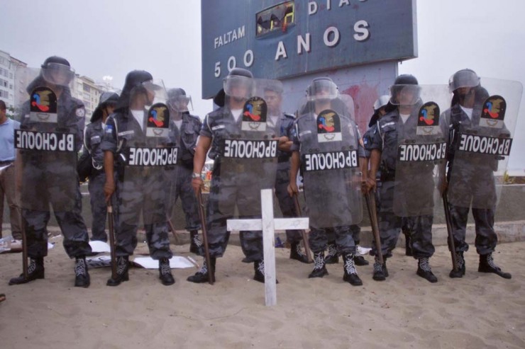  <strong> Tropa de choque da PM</strong> da Bahia faz o isolamento do relógio dos 500 anos do Descobrimento do Brasil em Porto Seguro   