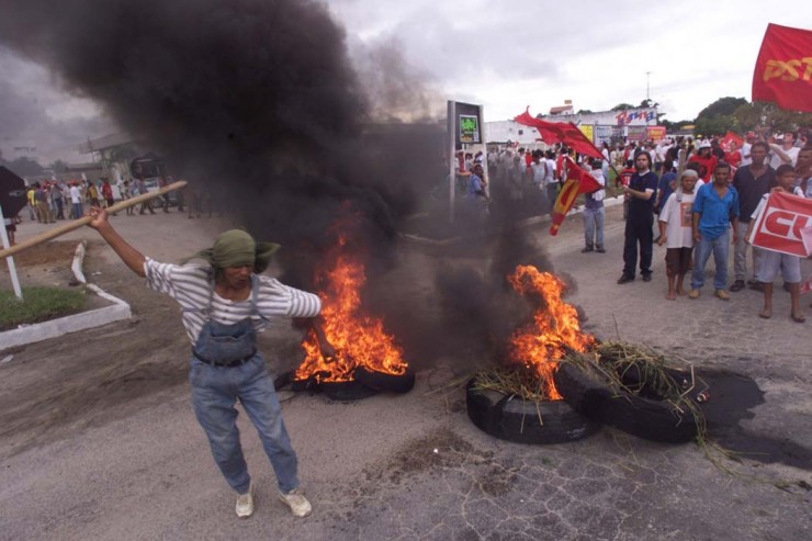  <strong> Protesto em uma das estradas </strong> de acesso a Porto Seguro, do qual participaram partidos de esquerda, sindicatos e o MST