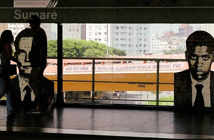  <strong> Faixa do Primeiro Comando da Capital (PCC) </strong> em um viaduto na av. Sumaré, em São Paulo, vista da plataforma da estação do metrô